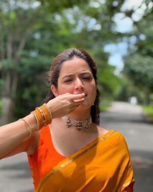 Ashika Ranganath Instagram - Wedding vibe check :) 
Don’t forget to slide through to see me show off my bangles & mallige hoo/ malli poo🤍
Styling, make up, hair, draping by yours 💁🏻‍♀️