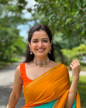 Ashika Ranganath Instagram - Wedding vibe check :) 
Don’t forget to slide through to see me show off my bangles & mallige hoo/ malli poo🤍
Styling, make up, hair, draping by yours 💁🏻‍♀️