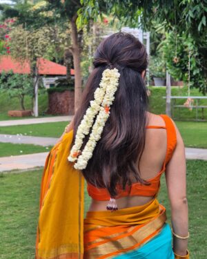 Ashika Ranganath Instagram - Wedding vibe check :) 
Don’t forget to slide through to see me show off my bangles & mallige hoo/ malli poo🤍
Styling, make up, hair, draping by yours 💁🏻‍♀️
