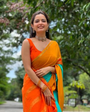 Ashika Ranganath Instagram - Wedding vibe check :) 
Don’t forget to slide through to see me show off my bangles & mallige hoo/ malli poo🤍
Styling, make up, hair, draping by yours 💁🏻‍♀️