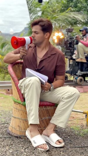 Ashish Chanchlani Instagram - Batao Mere hi set pe meri hi nahi chal rahi! 

Par agar aapko ride book karte hue apni chalani hai to choose karo @indrive.in, Yahan App ki Nahi, AapKi Chalti hai. Apni marji ka fare offer karo, Apni marji ka driver choose karo unki car or ratings ke basis pe.

Now use coupon code - RIDE15 to get 15% off on your offered fare. Offer Valid till 31st July 2024.
So, download the @indrive.in app today aur apni chalao!

#AbAppkiNahiAbAAPkiChalegi #inDriveIndia #AbAapKiChalegi #Ad