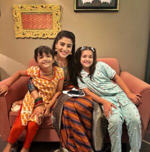 Ashlesha Savant Instagram - Meet Arooni - moi 
 Pari - @puvikag 
Rani - @maahi_bhadra_15 

Our new show #gudiyarani 

On @dangal_tv_channel - such an amazing team and thank you for this fabulous role 

Produced by - @bodhitreemultimedia ❤️❤️❤️thank you for this and all the love ❤️
 @bhavnawritervyas I love you 🥰 
@the_billionaire_neelam -  your guidance is ❤️❤️🥰

Directed by - @surajjrao 

#dangaltv #newshow #showeryourlove #blessed #actorslife