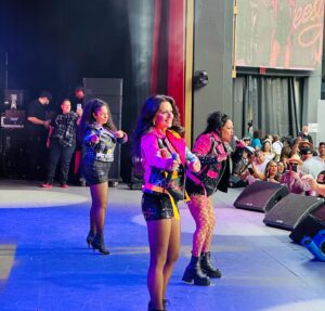 Ashley Leechin Instagram - You can say we took it back to the 80s and it was a fantastic time. Such lovely people to be around. Thank you @iamallisonkane it was a fun time for sure. 

📷 : @jadesmashu 

#concertphotography #backstagephoto #freestylefest #losangeles #taylordayne #ilizashlesinger #fashion #80sfashion #justashley