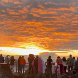 Ashley Newbrough Instagram - The most stunning sunrise! Yes we had to wake up at 2 and yes I was freezing and exhausted and wondering if I had made a mistake agreeing to her master plan but then the sun woke up and everything made sense. ♥️🌞 Happy Easter!