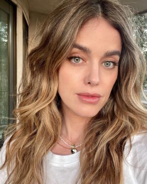 Ashley Newbrough Instagram - I think I’ll be letting my hair air dry from now on. Cut   colour by @scottkinghair 💕🌞✨