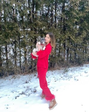Ashley Newbrough Instagram - Merry Christmas Eve! ♥️🎁✨
📸: @alinewbs