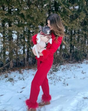 Ashley Newbrough Instagram - Merry Christmas Eve! ♥️🎁✨
📸: @alinewbs