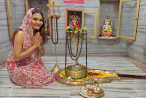 Ashna Kishore Instagram - ॐ त्र्यम्बकं यजामहे सुगन्धिं पुष्टिवर्धनम्। उर्वारुकमिव बन्धनान् मृत्योर्मुक्षीय मामृतात्॥🔱🕉️🧿❤️😇🙌🏻🙏🏻

Har Har Mahadev 🔱❤️‍🔥 

#HarHarMahadev #Shiv #JaiShivShambu #Shankar #shivshankar #shiva #shivji #sawan #saawan #bholenath #bhole #bholebaba #bholeshankar #bholebhandari #AshnaKishore #omnamahshivaya #omnamahshivay #om #namah #shivay #mahakal #jaimahakal #ujjain #mumbai #shivgauri #mahadev #mahadeva #shivling #blessed #bholenathsabkesath
