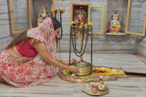 Ashna Kishore Instagram - ॐ त्र्यम्बकं यजामहे सुगन्धिं पुष्टिवर्धनम्। उर्वारुकमिव बन्धनान् मृत्योर्मुक्षीय मामृतात्॥🔱🕉️🧿❤️😇🙌🏻🙏🏻

Har Har Mahadev 🔱❤️‍🔥 

#HarHarMahadev #Shiv #JaiShivShambu #Shankar #shivshankar #shiva #shivji #sawan #saawan #bholenath #bhole #bholebaba #bholeshankar #bholebhandari #AshnaKishore #omnamahshivaya #omnamahshivay #om #namah #shivay #mahakal #jaimahakal #ujjain #mumbai #shivgauri #mahadev #mahadeva #shivling #blessed #bholenathsabkesath