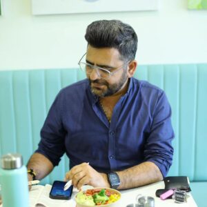 Ashok H Choudhury Instagram - It was pleasure welcoming celebrity Mr. Ashok Choudhary National Award Winner, Producer, Director and Speaker and at our Salad Time, Prahladnagar outlet,  he is a very down to earth person and have appreciated our healthy food, For his first visit to the outlet he tried Mexican Bean salad.

If you are looking for some healthy eats, we offer healthy and delicious, salads,warm bowls, cold press juices and much more...
.
.
.
#salad #salads #healthylifestyle #healthyfood #healthyeating #health #saladtime #dietfood #nutrition #ahmedabad