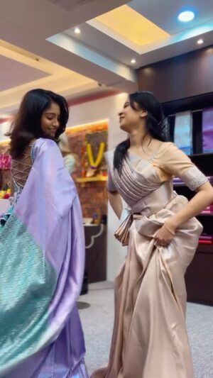 Ashvini Jegathesan Instagram - Water Packet 🩷 
#foryoupage #waterpacket #tamilsong #fyp #reelsvideo #keepshining🌟 #sistersdance