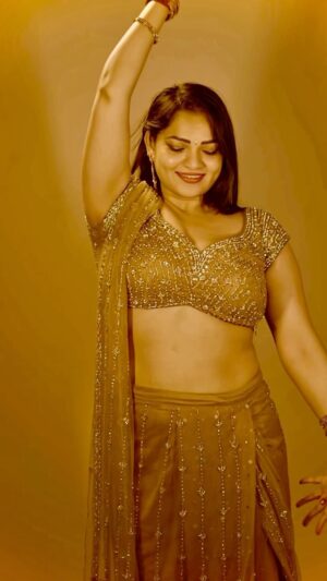 Ashwini Sree Instagram - made of gold🧜‍♀️ 

Styling: @kashishindia 

#gold #dress #goldjewellery #golddress #bigboss #ashwini #ashwinisree #dimple #love