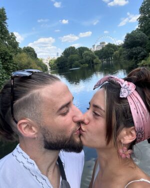 Asia Ortega Instagram - 💙❤️✨Londres está cargada de MAGIA✨❤️💙 como cada gesto que tienes conmigo @adrybilly 🥰