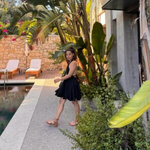 Aslı İnandık Instagram - Yiyelim bakalım… sivrisinekler sırtımdan vurmadan elbisenin ekmeğini… sivrilerin 0 rh  leri daha çok soktuğuna dair bi tezim var. Asla bilimsel olmayan bazı bilgiler. Haydi buyrun sohbete 🪰