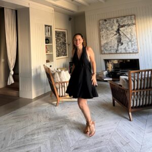 Aslı İnandık Instagram - Yiyelim bakalım… sivrisinekler sırtımdan vurmadan elbisenin ekmeğini… sivrilerin 0 rh  leri daha çok soktuğuna dair bi tezim var. Asla bilimsel olmayan bazı bilgiler. Haydi buyrun sohbete 🪰
