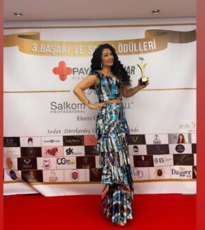 Aslı Kökçe Instagram - Aldığım her ödülün farklı anlamları var teşekkür ederim iyi ki varsınız 🙏🏽🧿🥰😘 kostüm @sabihamodavetasarimevi 😘❤️🫶🏽🧿🙏🏽