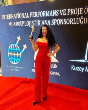 Aslı Kökçe Instagram - En iyi cover  YILDIZ TİLBE EMİ şarkımıza ödül aldık Teşekkürler @kuzeymedya__ @mervebogazkesennkoksal @volkankoksalmusic harika bir gecenin ardından en güzel teşekkür @yildizztilbee ❤️❤️❤️❤️