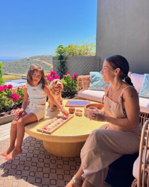 Aslı Tandoğan Instagram - Rakiplerim sağlam🐶👧🏻

Üstelik aradığım bahçe masasını da @kalif.tr buldum☀️
#reklam
