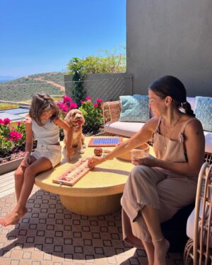 Aslı Tandoğan Instagram - Rakiplerim sağlam🐶👧🏻

Üstelik aradığım bahçe masasını da @kalif.tr buldum☀️
#reklam