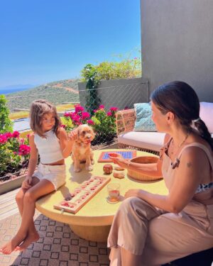 Aslı Tandoğan Instagram - Rakiplerim sağlam🐶👧🏻

Üstelik aradığım bahçe masasını da @kalif.tr buldum☀️
#reklam
