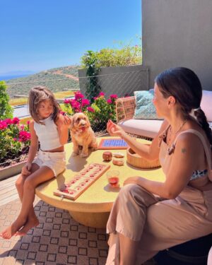 Aslı Tandoğan Instagram - Rakiplerim sağlam🐶👧🏻

Üstelik aradığım bahçe masasını da @kalif.tr buldum☀️
#reklam