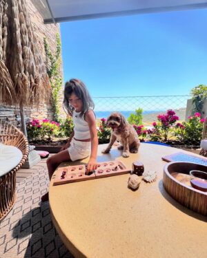 Aslı Tandoğan Instagram - Rakiplerim sağlam🐶👧🏻

Üstelik aradığım bahçe masasını da @kalif.tr buldum☀️
#reklam
