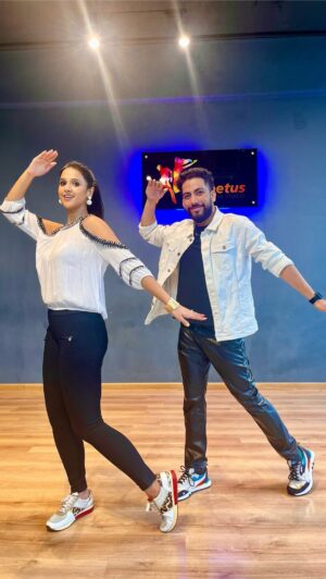 Astha Agarwal Instagram - #MereMehboobMereSanam 🙏🏻

DC- @ruben_xavy 🕺
With @asthaagarwal2018 💃
Was super fun dancing with you 😄

✨✨✨
@vickykaushal09 @tripti_dimri @badnewzmovie 
#badnewz #vickykaushal #trending #hookstep #explore #fyp #90s #bollywood #dancefitbyruben