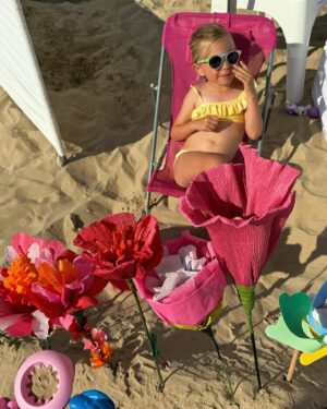 Astrid Coppens Instagram - Photo dump 🌸🌺🌷🌹Fier op onze mooie bloemenwinkel 🫶🏻#knokke #momlife #billieray #paperflowers #flowers #flowershop #beachlife