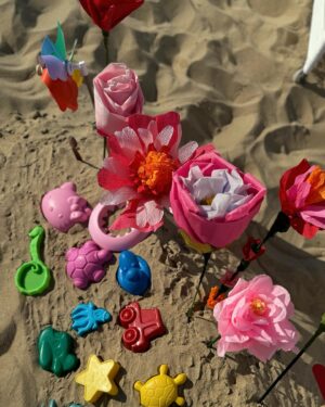 Astrid Coppens Instagram - Photo dump 🌸🌺🌷🌹Fier op onze mooie bloemenwinkel 🫶🏻#knokke #momlife #billieray #paperflowers #flowers #flowershop #beachlife