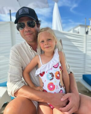 Astrid Coppens Instagram - Ondertussen is nonkel Lau terug in LA. We gaan je zo missen! 🥹💔 #TotSnel #delau