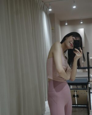 Asuka Kijima Instagram - @pilates.studiotou 🪽
マシンピラティス始めてから一年が経った！
週1.2回を続けてるよ☺︎

内側の筋肉を鍛えることでいい姿勢をとりやすくなったし、
心をリセットできる時間になってる。

私は結構キツめのワークが好きなので、
毎回しっかり筋肉痛になります。笑
まな先生いつもありがとうございます☺️

お気に入りのウェアは @xexymix_jp 🤍