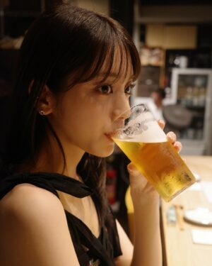 Asuka Kijima Instagram - ‍
‍
前の投稿に関して、たくさんのコメントやDMなどありがとうございます☺️
こんなにも多くの反応をいただけると思わず、びっくりすると共に、大切なみなさんに無事ご報告をすることが出来てホッとした気持ちです。

長く応援してくださっている方や、朝番組をきっかけに家族で応援してくだっている方、娘のように感じてくださっている方など、たくさんの温かいファンのみなさんに見守られ、支えられていたんだなと改めて実感いたしました。

本当に、感謝の気持ちでいっぱいです。

私自身は特に何も変わらず、今まで通り穏やかに過ごしていけたらと思います🐈
これからも宜しくお願いいたします！

写真を何にするか迷って、結局…😂🍺
3枚目はBAILA編集部のみなさんにいただいたお花です。💐
‍
 ‍