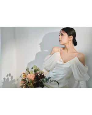 Asuka Kijima Instagram - 💐

dress @varie_dress by @wd1110s 
photograph @teranakaikkei 
hairmake @midori_hm 
flower @yuiflower_tokyo_ 

昔からお世話になっているカメラマン一桂さんの素敵すぎる写真、
いつも丁寧で絶対に可愛くしてくれる翠さんのヘアメイク。
yui flowerさんが作ってくれた世界に一つだけのお花。
そしてさぁやさんが選ぶvarieのドレス。

大好きなひとたちのおかげで、
思い出に残る最高の写真を撮ることができました。
ありがとうございます♡
‍

お仕事の写真ではありませんが、
一生に一度なので、お許しください…🙇‍♀️
‍