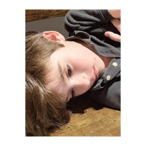 Atala Sarmiento Instagram - ¡Es cumpleaños de IÑAKI! Nuestro GRAN SABIO llega a los 9 añotes y es un gozo poder celebrar su vida 🥰
Iñaki es el abrazo más genuino, la sonrisa más franca, el amor más puro y los ojos más grandes y brillantes que hay en este mundo.
Contemplarlo es un DELEITE para el alma por cómo sabe disfrutar la vida en su esencia más básica. Nos lo recuerda cada día. Iñaki es también hojas llenas de color y simetría perfecta, es canciones dulces que suenan en loop, es emoción legítima que se expande en saltos y gritos cuando algo le gusta ¡Es una gracia tenerlo en nuestras vidas! Por el gran amor que nos transmite y lo muchísimo que nos hace aprender él a nosotros…
¡No dejes nunca de emocionarte y reír a carcajadas mi gran sabio! Feliz cumpleaños mi rey adordo🫅🏻