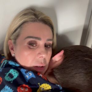 Atala Sarmiento Instagram - ¡Es cumpleaños de IÑAKI! Nuestro GRAN SABIO llega a los 9 añotes y es un gozo poder celebrar su vida 🥰
Iñaki es el abrazo más genuino, la sonrisa más franca, el amor más puro y los ojos más grandes y brillantes que hay en este mundo.
Contemplarlo es un DELEITE para el alma por cómo sabe disfrutar la vida en su esencia más básica. Nos lo recuerda cada día. Iñaki es también hojas llenas de color y simetría perfecta, es canciones dulces que suenan en loop, es emoción legítima que se expande en saltos y gritos cuando algo le gusta ¡Es una gracia tenerlo en nuestras vidas! Por el gran amor que nos transmite y lo muchísimo que nos hace aprender él a nosotros…
¡No dejes nunca de emocionarte y reír a carcajadas mi gran sabio! Feliz cumpleaños mi rey adordo🫅🏻