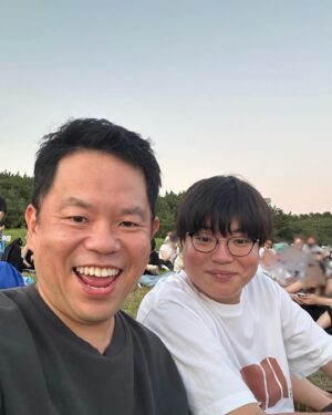 Atsuhiro Tsuda Instagram - 先日我が家族と関町親子で花火大会に行った。素晴らしい花火でした、近くの駐車場が空いてたので停めたんですけど、帰り駐車場から車出すだけで1時間以上かかりました。関町くん！ありがとう！
#ごいごいすー