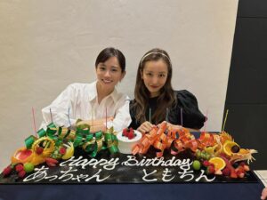 Atsuko Maeda Instagram - 14歳から19年間変わらない関係♡
お互いの距離感が心地よくて、なんでも話せる関係😌
今年はお互いの子供と友人とみんなで誕生日会をしました🎂
夏の予定も計画中🌻だいすきな人💕

#敦友
#あつとも