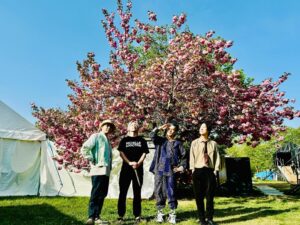 Atsushi Horie Instagram - #CA4LARockFestival に#荒吐 
怒涛の2連チャンありがとうございました🎩🌸
残るゴールデンウィークはレコーディングに全集中なんだね
#ストレイテナー 
#ARABAKI #アラバキ
#CA4LA
