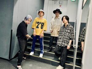 Atsushi Horie Instagram - #CA4LARockFestival に#荒吐 
怒涛の2連チャンありがとうございました🎩🌸
残るゴールデンウィークはレコーディングに全集中なんだね
#ストレイテナー 
#ARABAKI #アラバキ
#CA4LA