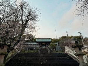 Atsushi Horie Instagram - 桜が咲いてたんだね🌸
#諏訪神社 
#立山防空壕