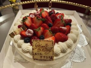 Atsushi Horie Instagram - #バースデーケーキ というカルチャー🎂
#カニクリームコロッケ という概念🦀