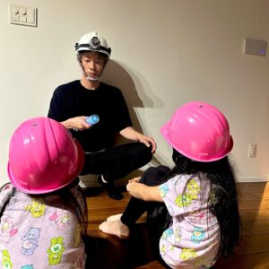 Atsushi Tamura Instagram - 田村家避難訓練
災害時の備品総点検しました！
寝室には靴とヘルメットと常に置いてます。
今日は電池の入ってない振るだけで
充電できる懐中電灯のレクチャーしました。

娘たちへ
日本は地震の多い国です。きちんと備えましょう！
水、食料、トイレも大切ですが…
1番は大切な備えは心構えだよ。　　　パパより