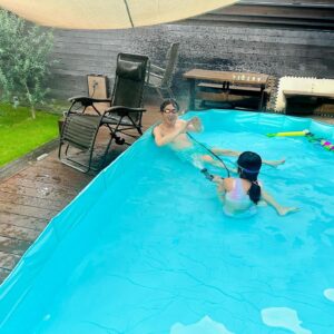 Atsushi Tamura Instagram - 暑い日が続くね💦
今年も庭にプールを出しました
長女と次女の夏休みの習い事のタイミングで
個々にプール遊びしないと僕とのスケジュールが合わない
結果時間をずらしてプール遊びすることに💦💦
パパは２倍プール^_^

娘たちへ
プール遊び、川遊び、海遊び、いずれ大人になるにつれて、友達と行くことになるだろう…それは仕方ないんだけど、決して水遊びをなめるな！毎年、水難事故で命を落とす人がいることを忘れないでほしい！それを踏まえて遊びを楽しんで思い出を沢山作ってください。
　　　　　　　　　　　　　　　　パパより