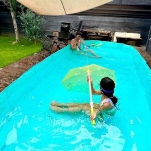 Atsushi Tamura Instagram - 暑い日が続くね💦
今年も庭にプールを出しました
長女と次女の夏休みの習い事のタイミングで
個々にプール遊びしないと僕とのスケジュールが合わない
結果時間をずらしてプール遊びすることに💦💦
パパは２倍プール^_^

娘たちへ
プール遊び、川遊び、海遊び、いずれ大人になるにつれて、友達と行くことになるだろう…それは仕方ないんだけど、決して水遊びをなめるな！毎年、水難事故で命を落とす人がいることを忘れないでほしい！それを踏まえて遊びを楽しんで思い出を沢山作ってください。
　　　　　　　　　　　　　　　　パパより