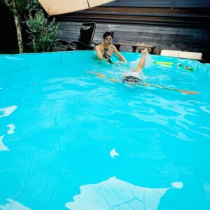 Atsushi Tamura Instagram - 暑い日が続くね💦
今年も庭にプールを出しました
長女と次女の夏休みの習い事のタイミングで
個々にプール遊びしないと僕とのスケジュールが合わない
結果時間をずらしてプール遊びすることに💦💦
パパは２倍プール^_^

娘たちへ
プール遊び、川遊び、海遊び、いずれ大人になるにつれて、友達と行くことになるだろう…それは仕方ないんだけど、決して水遊びをなめるな！毎年、水難事故で命を落とす人がいることを忘れないでほしい！それを踏まえて遊びを楽しんで思い出を沢山作ってください。
　　　　　　　　　　　　　　　　パパより