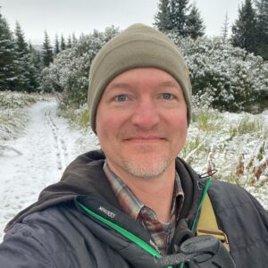 Atz Lee Kilcher Instagram - Good day in my books. Woke up to snow, went for a ski, dug potatoes,put up kale in freezer and watched the alpenglow turn the freshly snow covered mountains a calming pink and orange. I can officially go on the record now and say, “Piss off summer, winters back in town”
#quecard #bringitwinter #yup #minus33merinowool