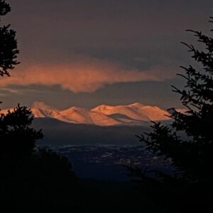 Atz Lee Kilcher Instagram - Good day in my books. Woke up to snow, went for a ski, dug potatoes,put up kale in freezer and watched the alpenglow turn the freshly snow covered mountains a calming pink and orange. I can officially go on the record now and say, “Piss off summer, winters back in town”
#quecard #bringitwinter #yup #minus33merinowool