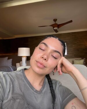 Auli'i Cravalho Instagram - le summer vibe? baby tees only.