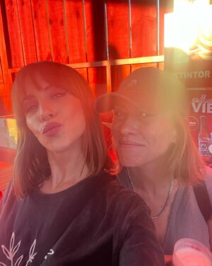 Aura Garrido Instagram - Posiblemente la mejor semana del año.
@madcoolfestival, The Killers, y ayer Metallica.

Gracias @vibramahou ✨