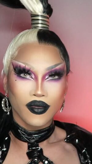 Aura Mayari Instagram - Make Up Transformation
Half Blonde Half Black brows and hair
💇‍♀️ @draglabwigs 
#dragqueen #dragrace #makeuptransformation